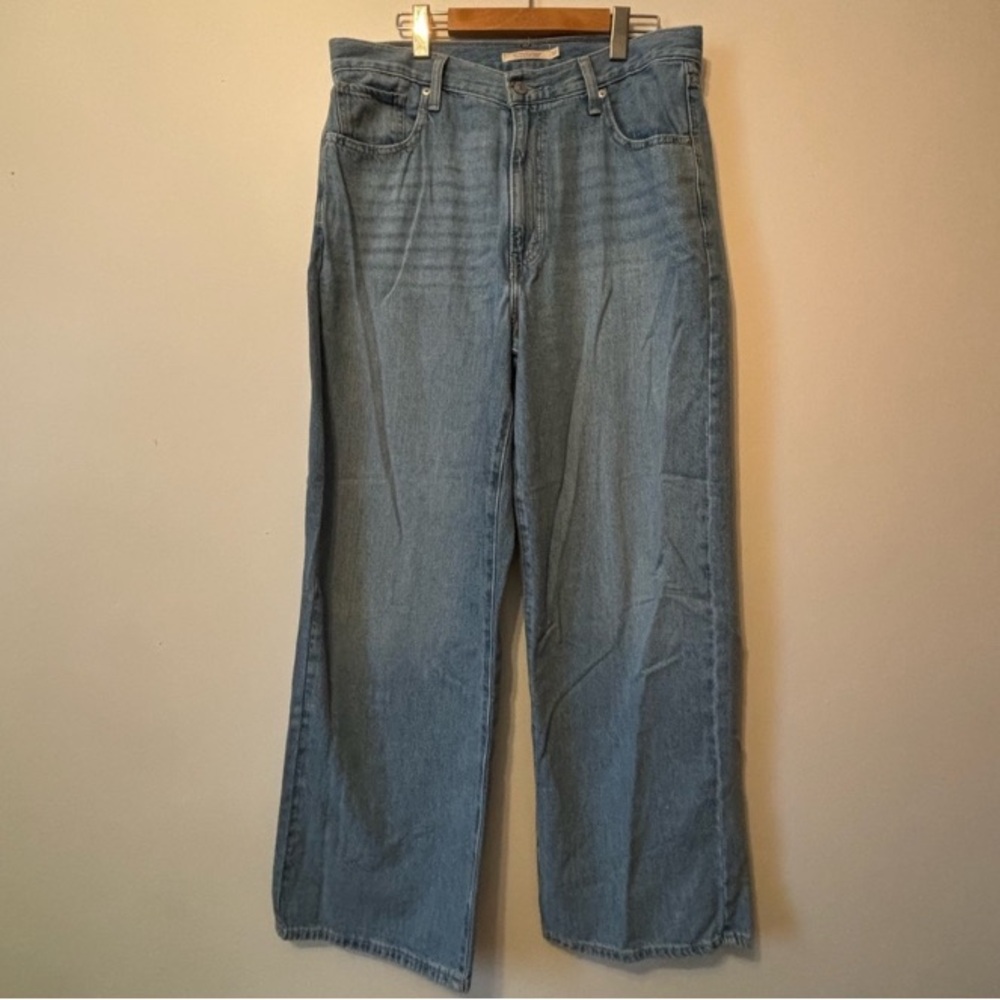 Levi's womens 32 , high waisted straight / wide leg jeans.